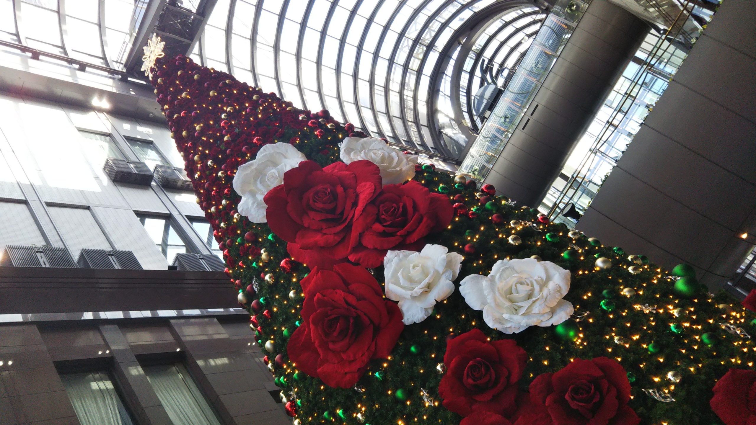大きなバラを添えたデザインのクリスマスツリー